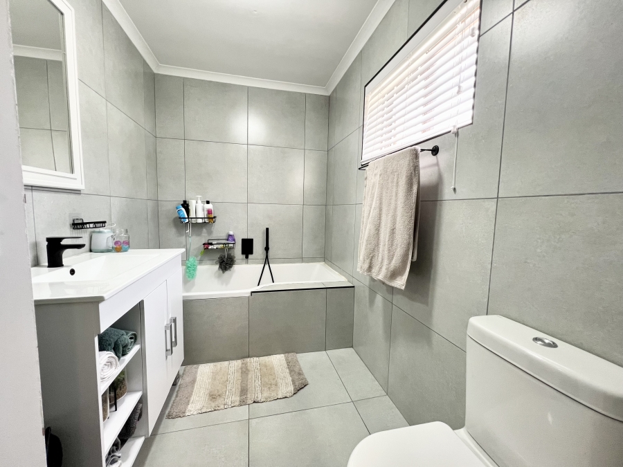 2 Bedroom Property for Sale in Flamingo Vlei Western Cape